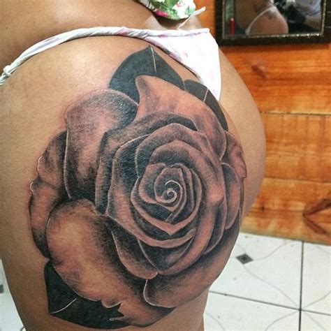 Rosa no bumbum tatuagem